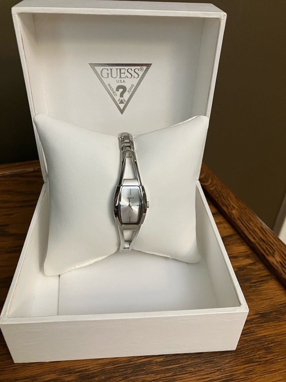 Guess sleek women’s watch silver in box